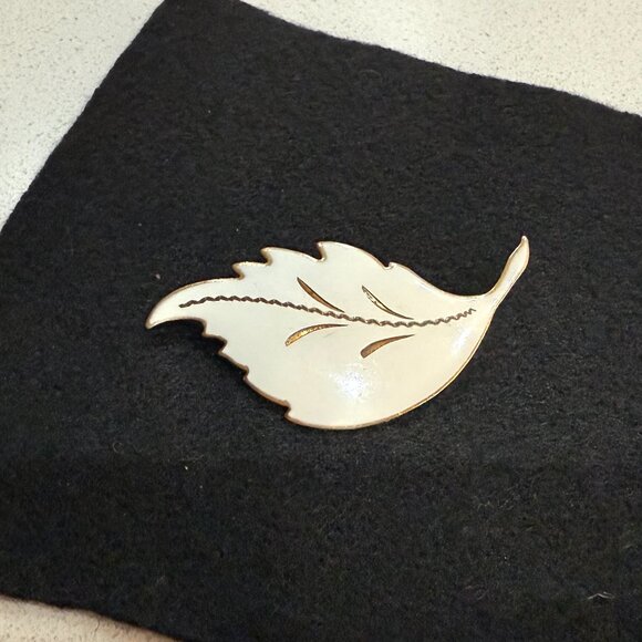 Gorgeous Winter White Enamel Brooch - Picture 4 of 6